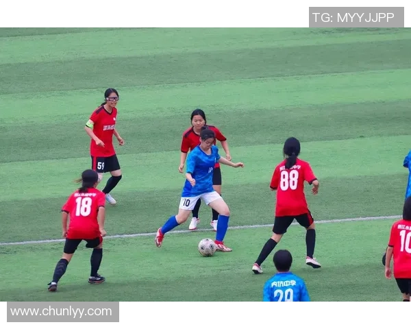 足球明星小身体女生的魅力瞬间展现与时尚风格分析 足球明星小身体女生的魅力瞬间展现与时尚风格分析