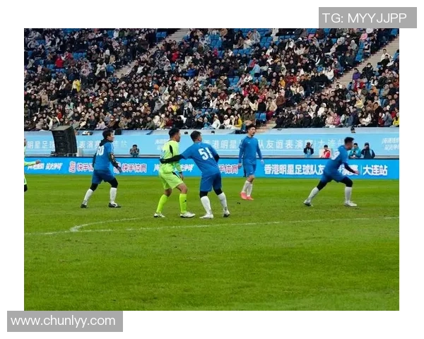 足球明星进球庆祝瞬间合拍展现激情与团队精神的完美结合